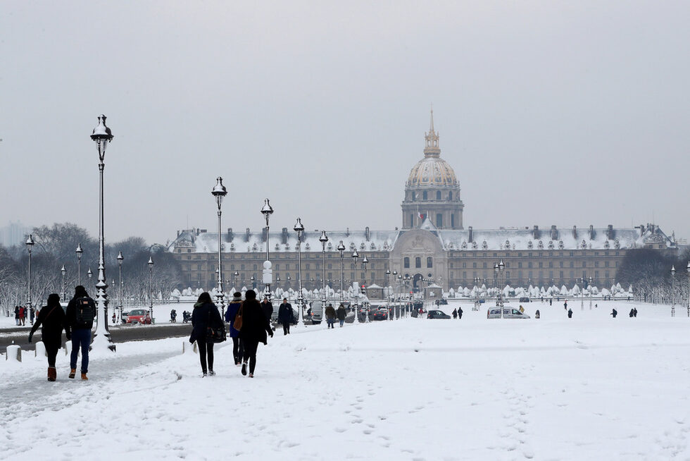 Площад Esplanade des Invalides.