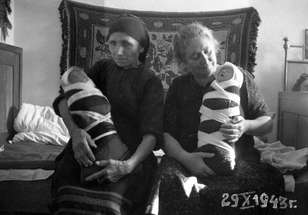 Родилното отделение, снимка с другарчетата от квартала, татко пред москвича/жигулата/трабанта и под портрета на партийния лидер на работа, мама на служебното празненство за 8 март - почти всеки, роден преди 1989 г., има такива снимки. Сега най-големият "семеен албум" от социалистическо време - архивът на въображаемото "Семейство Стоянови" - <a href="https://www.dnevnik.bg/kultura/2018/02/14/3129498_fotoarhivut_na_obrazcovoto_soc_semeistvo_stoianovi/" target="_blank">получава собствена изложба в столичната галерия за фотография "Синтезис".</a>