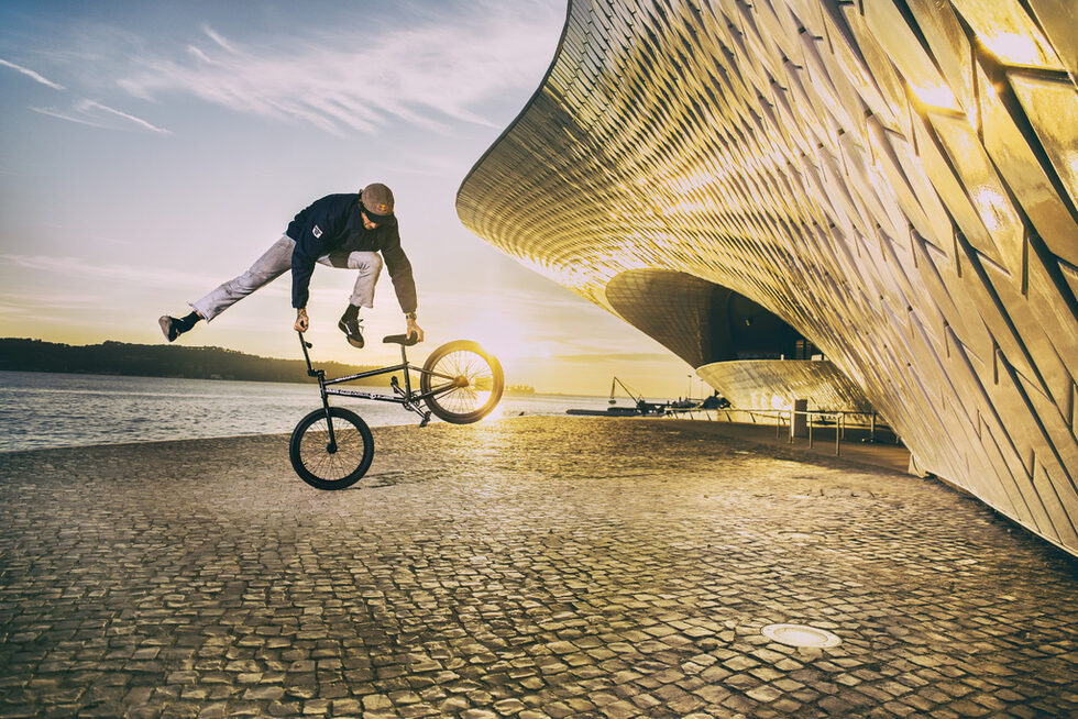 Френският колоездач на BMX Матиа Дандоа, изследва Лисабон на две колела. За най-новия си проект спортистът използва дронове, за да улови триковете си от небесата.