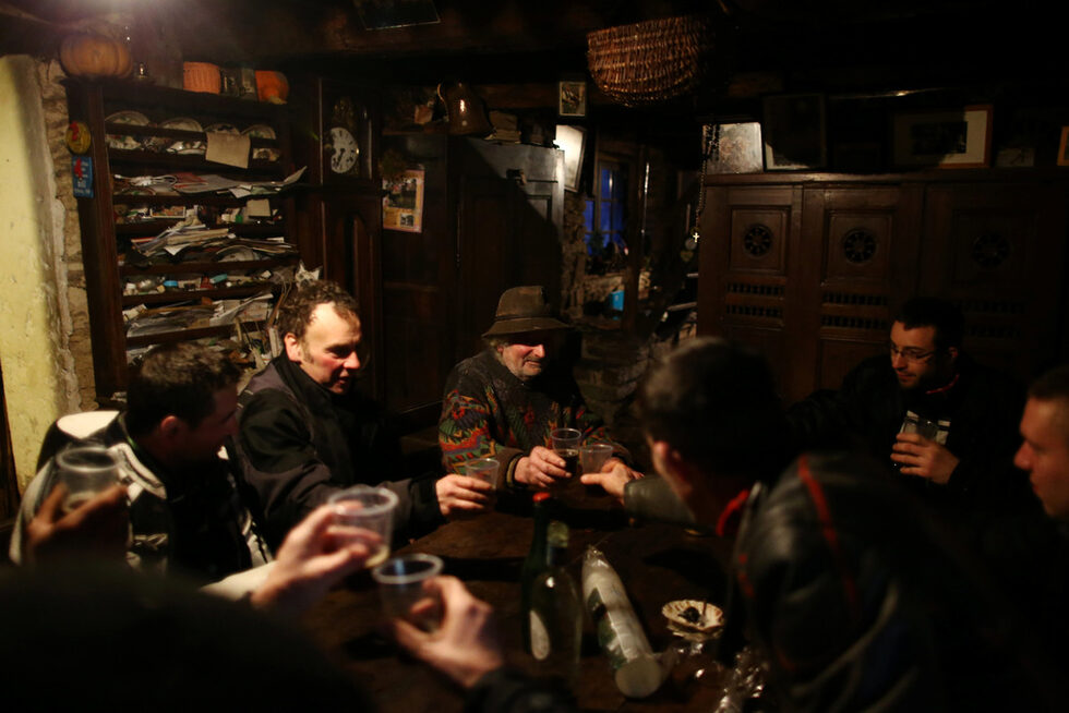 Фотогалерия: Как един фермер прави всичко ръчно вече половин век