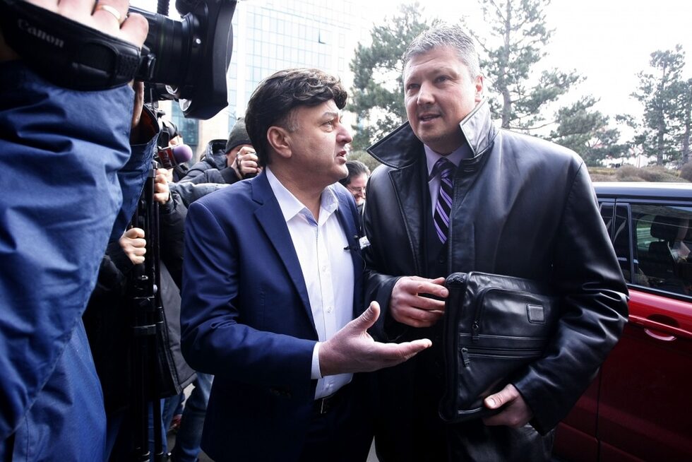10.17 Любослав Пенев пристига и е посрещнат от своя конкурент Борислав Михайлов. Всъщност в ролята на президента на БФС е влязъл актьорът Стефан Рядков.