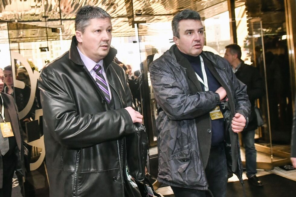 10.27 Любослав Пенев и Ивайло Дражев остават изненадани, че не са допуснати до първата част от конгреса. Това предизвиква недоволството им, като Пенев си тръгва.