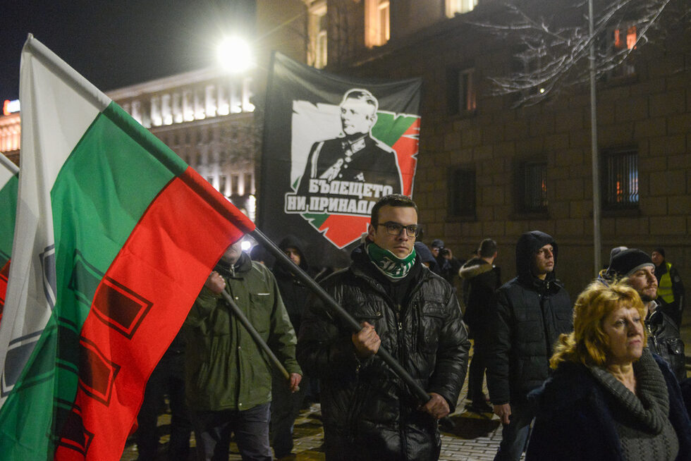 "Дневник" зададе няколко въпроса на председателя на Българския национален съюз /БНС/ Звездомир Андронов. Попитан как определя това мероприятие с две думи, той отговори, че това е траурно факелно шествие в памет на ген. Христо Луков. "Това е най-трудно извоюваното шествие за последните 15 години", допълни Андронов.