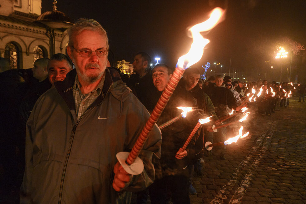 Вчера следобед позиция срещу Луковмарш <a href="https://www.dnevnik.bg/bulgaria/2018/02/17/3131739_posolstvoto_na_sasht_gen_lukov_ne_zaslujava_uvajenie/" target="_blank">изрази и посолството на САЩ в София</a>.