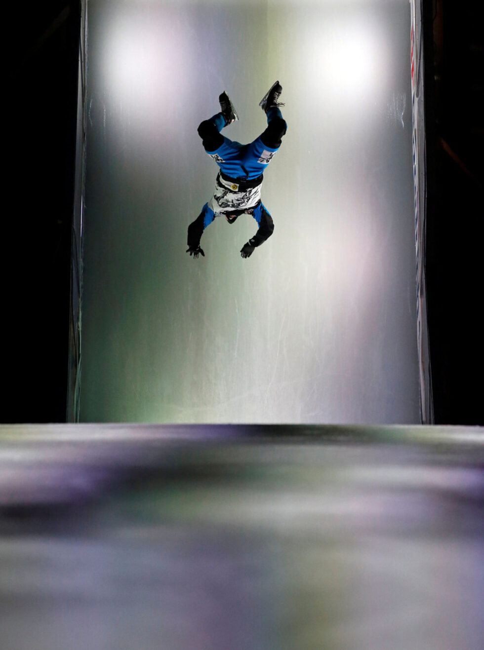 Участник в състезанието Crashed Ice в Марсилия, Франция