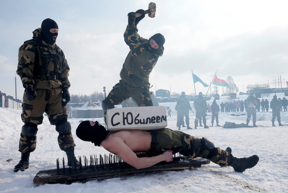 Специалните сили на белоруското министерство на отбраната направиха демонстрация, за да отбележат Деня на защитника на Отечеството край село Горошки, Беларус.