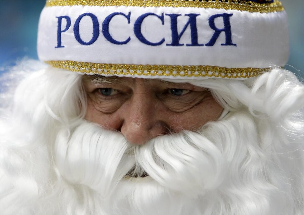 Фен на Русия чака началото на хокейния мач между Германия и Русия на зимните олимпийски игри в Пьонгчанг.