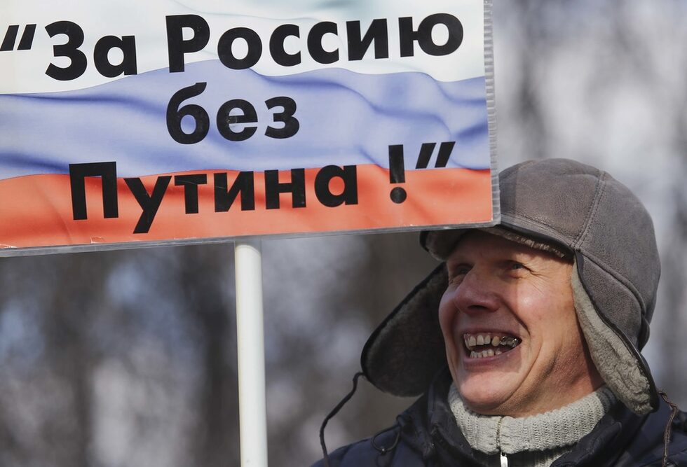 Мъж участва в митинг, който отбелязва третата годишнина от смъртта на руския опозиционен политик Борис Немцов в Москва, Русия.