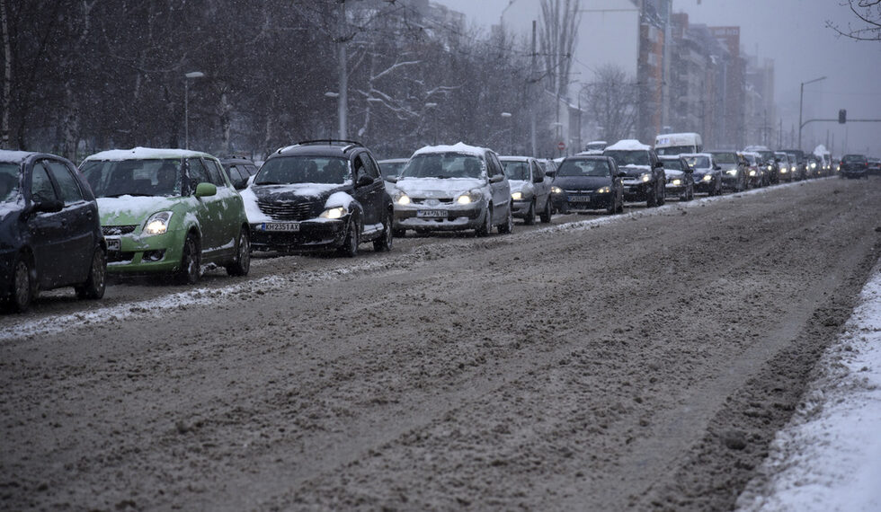 Основните улици в София бяха добре почистени, но въпреки това задръстванията в сутрешния час пик бяха сериозни.