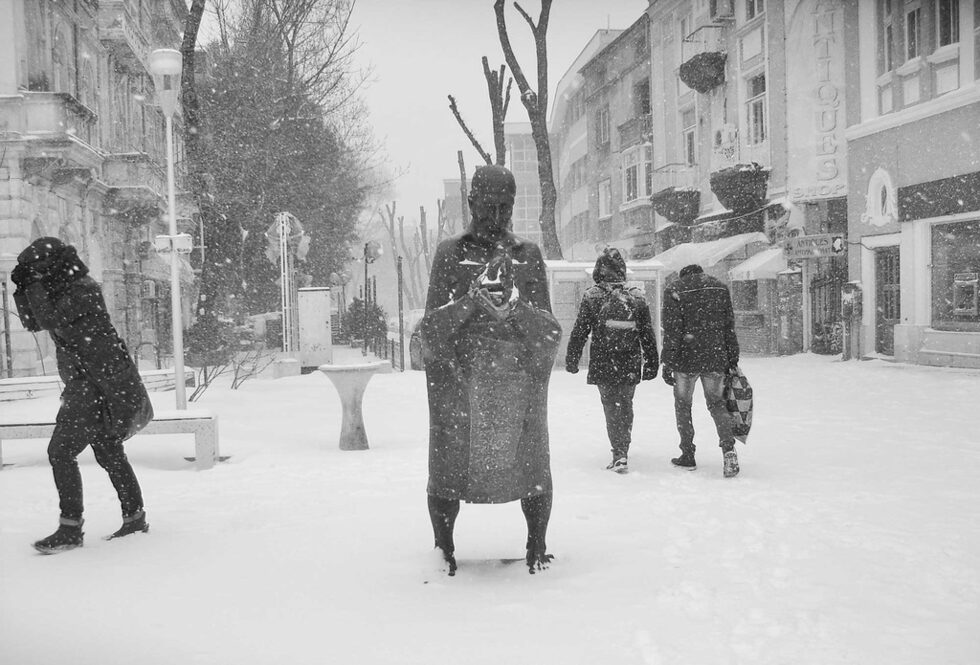 Рибарят остана самотен в снега и никой не обърна внимание на златно-снежната му рибка.
