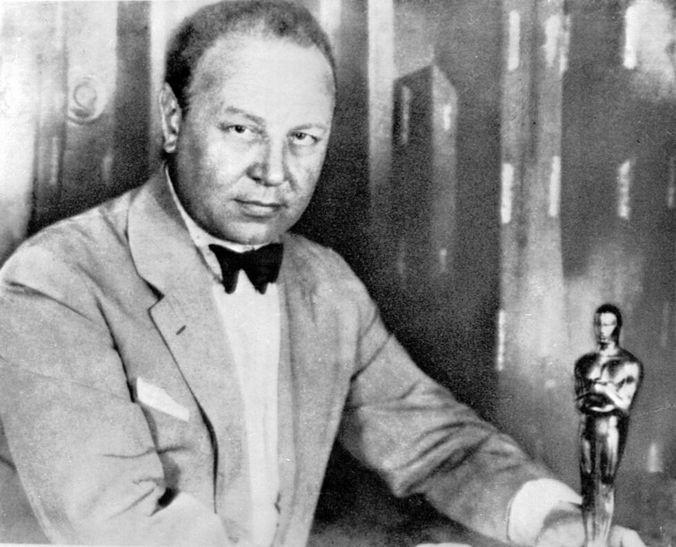 Първите награди на американската академия се връчват през 1929 г., но не с днешния апломб. Победителите са обявени предварително в пресата няколко месеца по-рано, а от самата церемония не са останали много снимки.<br /><br />Водещ е Дъглас Феърбанкс, за пръв и последен път в историята най-голямата награда е дадена на ням филм - любовната история от Първата световна война - "Крила". А първият "Оскар" е връчен на германския актьор Емил Янингс (на снимката), популярен в Холивуд по това време, за участието му във филма от 1927 г. "Пътят на всяка плът".