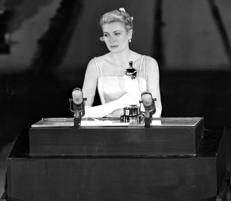 1955 г.: Грейс Кели взима наградата за ролята си в "Провинциално момиче".