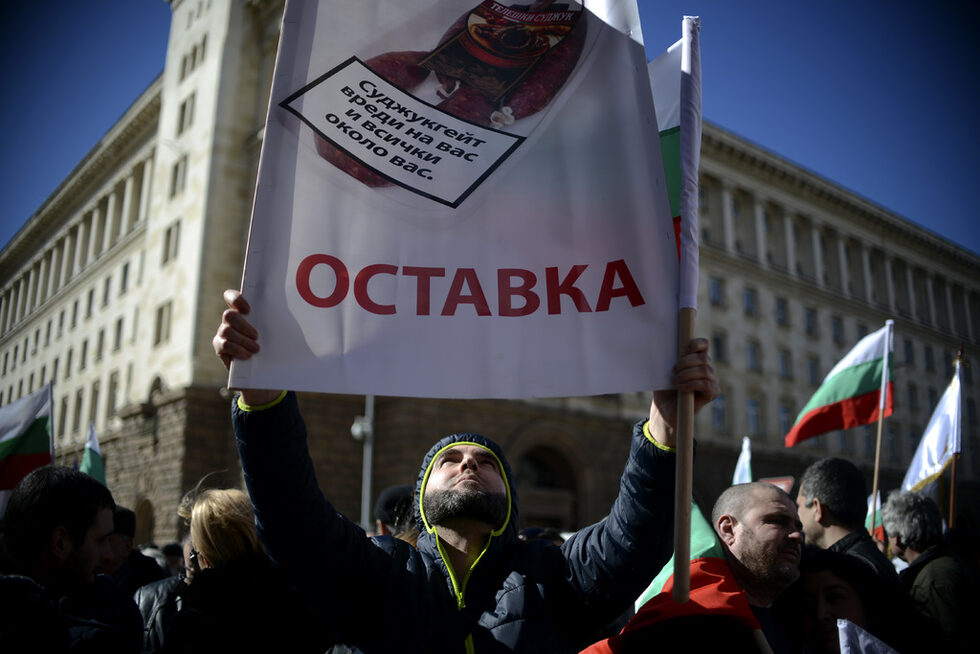 Протестиращите се включиха в подписката на БСП за спиране на сделката с ЧЕЗ.<br /><br />"Поздравявам ви за смелостта да застанете с лицата си срещу властта и да кажете "Оставка", каза Нинова пред събралите се.