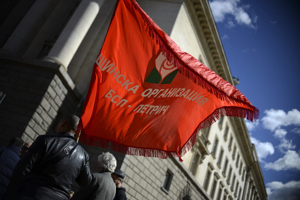 От политическа партия "Възраждане", която е един от организаторите на протеста, се опитаха да връчат в Министерския съвет предварително написаната оставка.