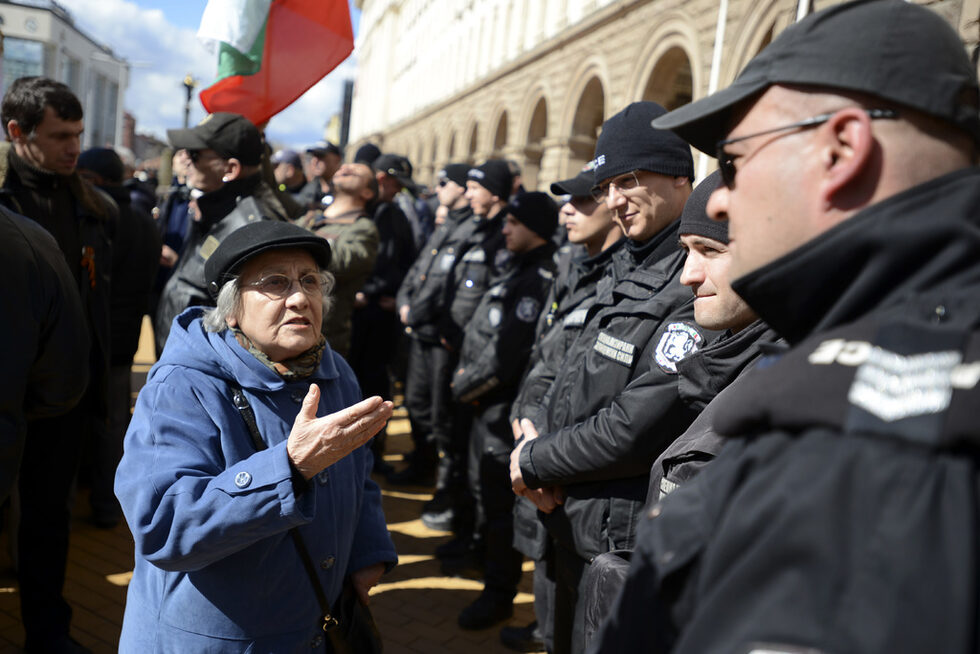Десетки се събраха на национален протест срещу сделката за ЧЕЗ и правителството на Бойко Борисов пред Министерския съвет, съобщи агенция "Фокус". На протеста присъстваха председателят на БСП Корнелия Нинова, зам. председателят БСП Кирил Добрев, както и депутати от партията.