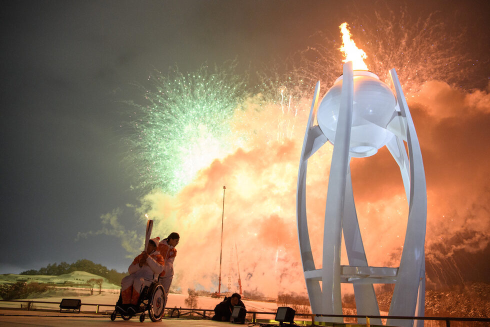 Зимните параолимпийски игри бяха открити с атрактивна церемония на олимпийския стадион в Пьонгчанг.