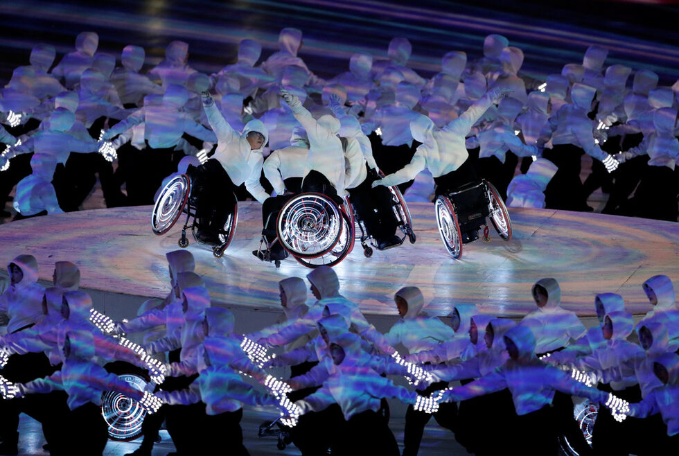 В церемонията преобладаваха артистични представления, в които имаше впечатляващи изпълнения на хора с увреждания.