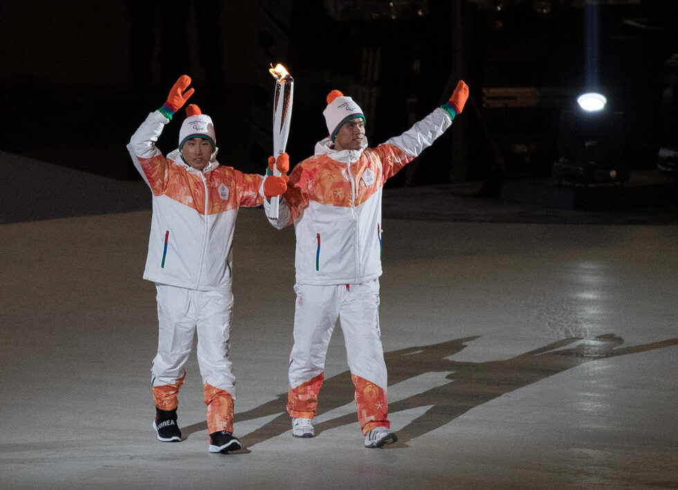 Въпреки че не дефилираха заедно в парада на спортистите, Северна и Южна Корея бяха обединени при пренасянето на олимпийския огън до жертвеника. <br /><br />