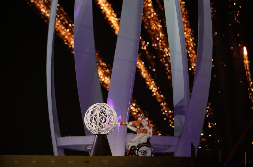 Състезателят по хокей на лед Хан Мин Сю, скиперът на женския национален отбор по кърлинг на Южна Корея Юн Джун Ким и скиперът на мъжкия отбор по кърлинг на домакините Сун Сеок Сео запалиха олимпийския жертвеник.