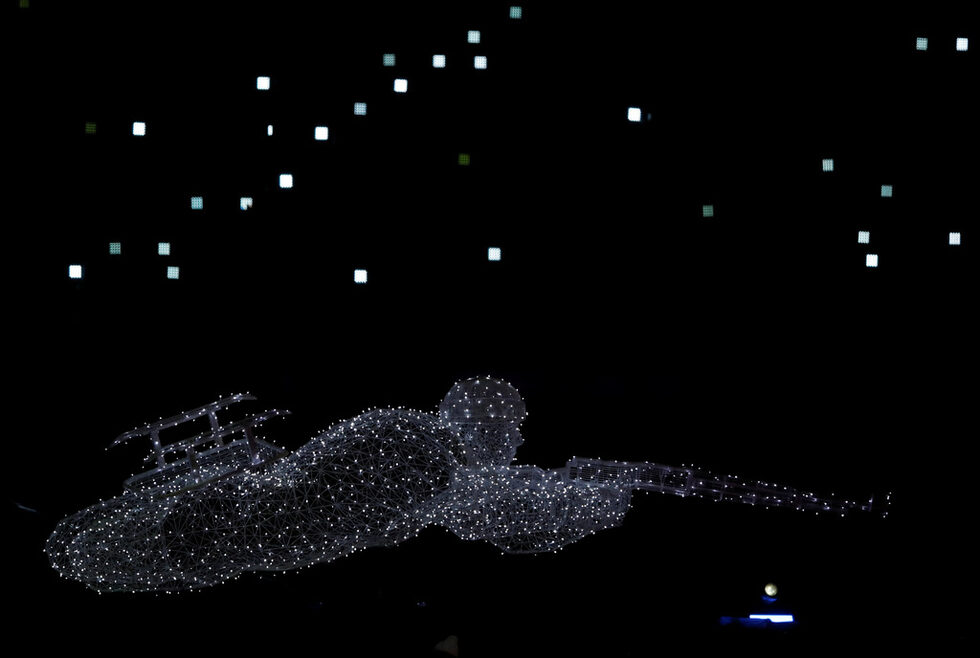 Организаторите на церемонията изобразиха по атрактивен начин различните зимни параолимпийски дисциплини