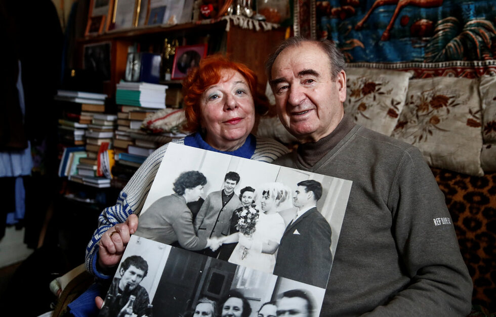 Генадий Авдеев, на 78 г., и съпругата му Людмила Авдева, на 74 г., са пенсионери и поддръжници на кандидат-президента Владимир Жириновски. те позират със снимка от сватбената им церемония, на която е присъствал Жириновски в Москва, Русия.<br /><br />"Икономическите трудности, които виждаме днес - ниското качество на живота на мнозинството от нашите хора, огромната разлика между богатите и бедните - това е мястото, където (управляващата партия) е най-уязвима", казва Авдеев.<br /><br />"Жириновски говори против този начин на развитие на нашето общество - олигархичния начин", казва пенсионерите.