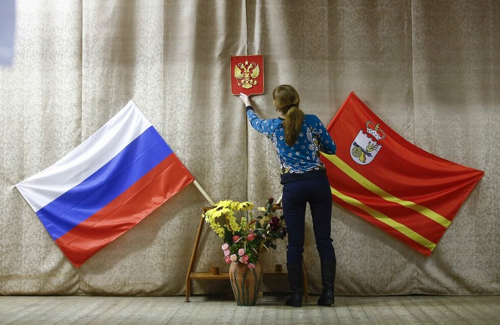 За привържениците на Путин това ще е подкрепа за политиката му да се прекрати хаосът от прехода след разпадането на бившия СССР. Член на местната избирателна комисия участва в подготовката за предстоящите президентски избори в избирателната секция в Смоленск.
