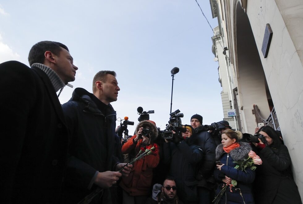 Ден преди изборите руският опозиционер Алексей Навални и Иля Яшин участваха във възпоменателна церемония пред паметната плоча на убития опозиционен лидер Борис Немцов.