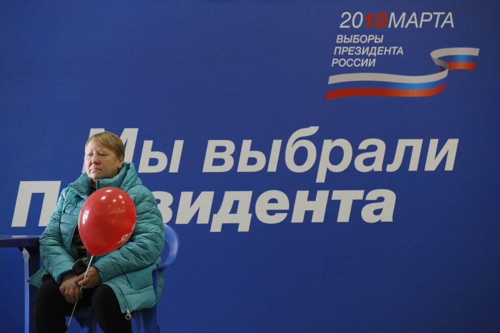 Близо 110 милиона руски избиратели са призовани днес пред урните да узаконят новия мандат на президента Владимир Путин на избори с предизвестен резултат. Кадърът е от избирателна секция в Москва.