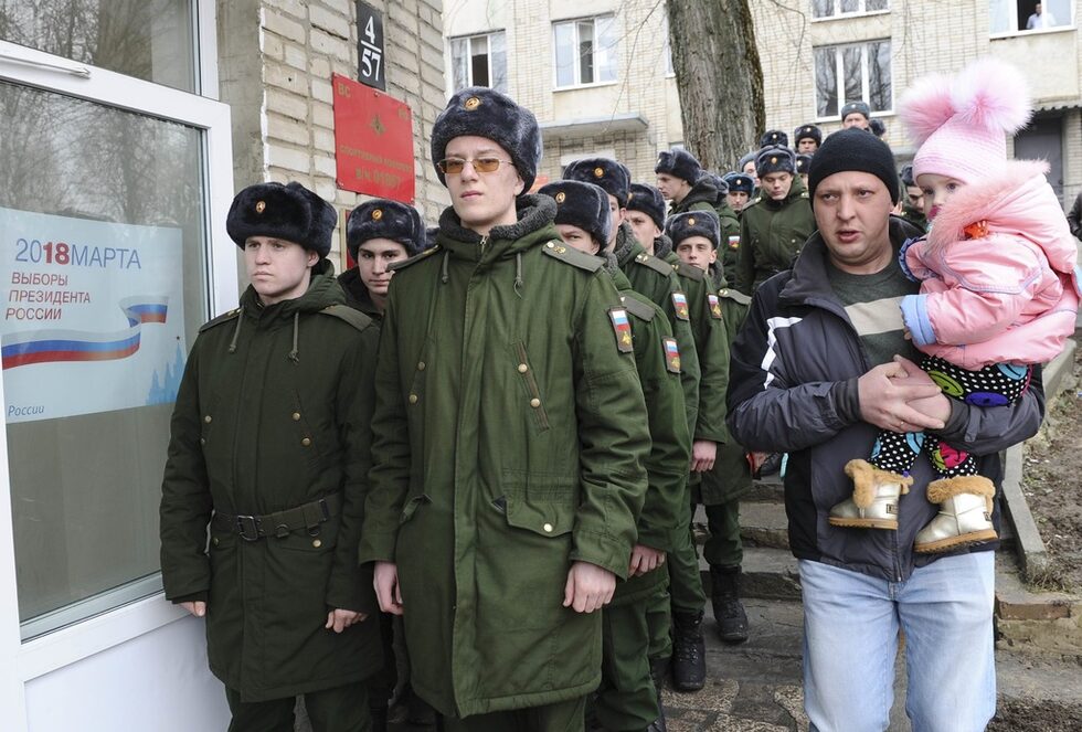 Освен това има случаи на промени в последния момент при регистрирането на гласоподавателите, чията цел вероятно е повишаване на избирателната активност. Кадърът е от Ростов на Дон.
