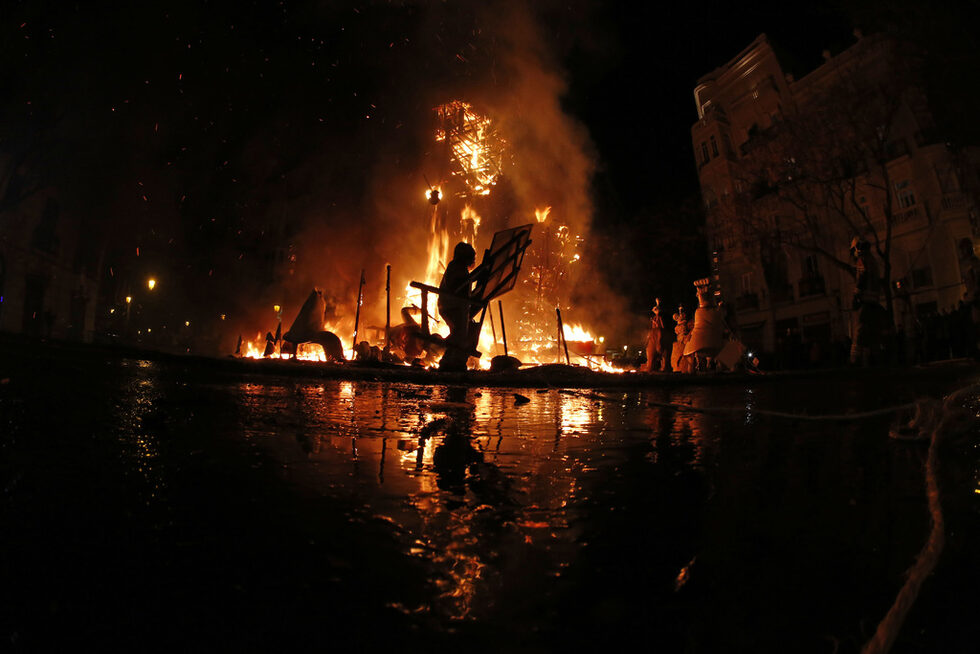Фотогалерия: Фестивалът на огъня във Валенсия