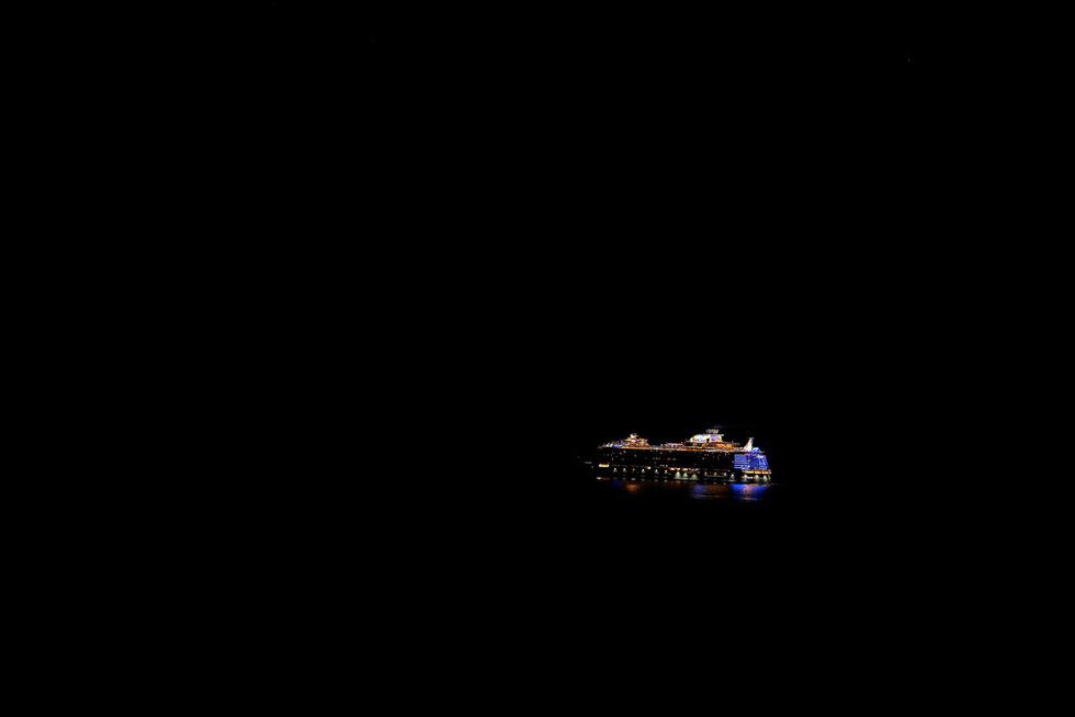 Най-големият круизен кораб света, "Симфония на моретата" (Symphony of the seas), построен в корабостроителницата Ес Те Икс Франс (STX France) в западния френски град Сен-Назер, вдигна котва преди дни пред събралото се за събитието множество, за да отплава на първия си курс към испанския град Малага, предаде Франс прес.