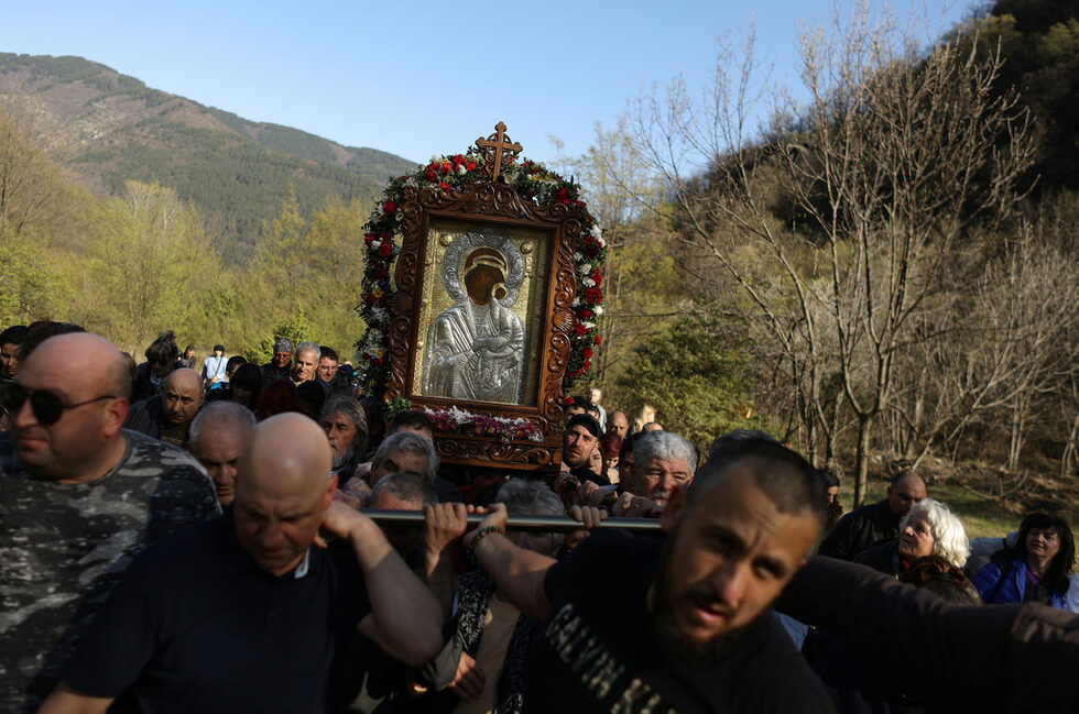Според преданието иконата е намерена през 1604 г. от две овчарчета и пренесена отново в Светата обител. На втория ден на Великден по мистериозен начин тя напуснала манастира и била намерена отново в Клувията. За да се спрат нейното "бягство", хората започнали да организират литийното шествие, с което според легендата се върнало и благоденствието в района. Богомолците изминават разстоянието от няколко километра до местността пеша, като по пътя се редуват да носят светинята с лика на Божията майка. Смята се, че именно днес силата на чудотворната икона е най-голяма.