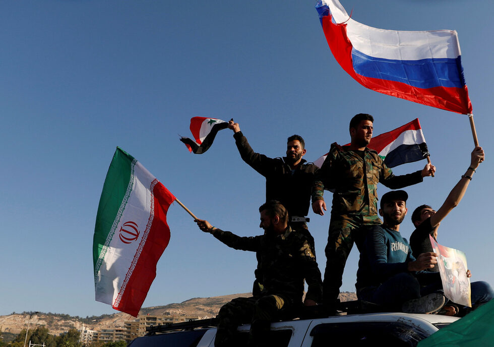 Сирийци развяват руски, сирийски и ирански знамена на протест в Дамаск срещу въздушните удари на САЩ, Великобритания и Франция.<br /><br />Трите държави<a href="https://www.dnevnik.bg/sviat/2018/04/14/3162984_sasht_velikobritaniia_i_franciia_nanesoha_udari/?ref=home_mainStory" target="_blank"> бомбардираха цели на сирийското правителство в Дамаск и Хомс</a>, където се предполага, че има обекти, свързани с производството на химически оръжия.