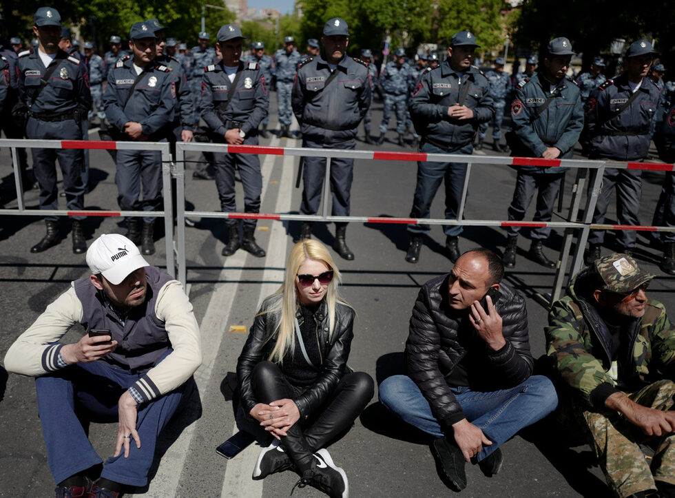 Целта на демонстрациите, които започнаха в петък, а се разраснаха вчера, е да се предотврати избирането на Серж Саркисян, който 10 г. беше президент на страната, за премиер. Гласуването е насрочено за днес в парламента на Армения. Страната, която доскоро беше президентска република, стана парламентарна след референдум през 2015 г., а миналия месец депутатите избраха държавен глава за пръв път в историята на страната - досега това ставаше с пряко гласуване на гражданите.