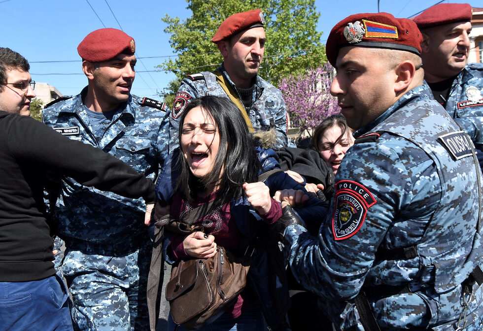 В петък на улиците излязоха над 4000 души, недоволни от намеренията на бившия президент да остане във властта, вече като премиер.