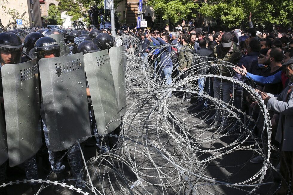 Арменската опозиция блокира улици и кръстовища в центъра на столицата Ереван и района до парламента, предаде ТАСС, позовавайки се на свой кореспондент, съобщи БТА.