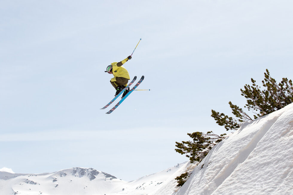 Първият ден е посветен на Free Slope Style и надмина всякакви очаквания и като трасе, и като ниво на каране. 13 различни скока, изградени от главния архитект Николай Найденов и екипа му, дават възможност за прогрес и нови трикове. В един момент нивото се вдигна буквално до небето. По традиция, отново има отделни категории и за юноши, и деца, като най-младият участник е на 6 години.<br />