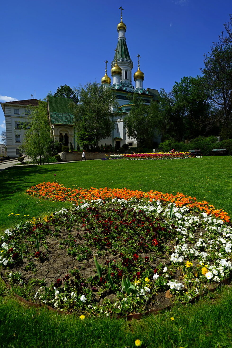 Руската църква и градинката пред нея.