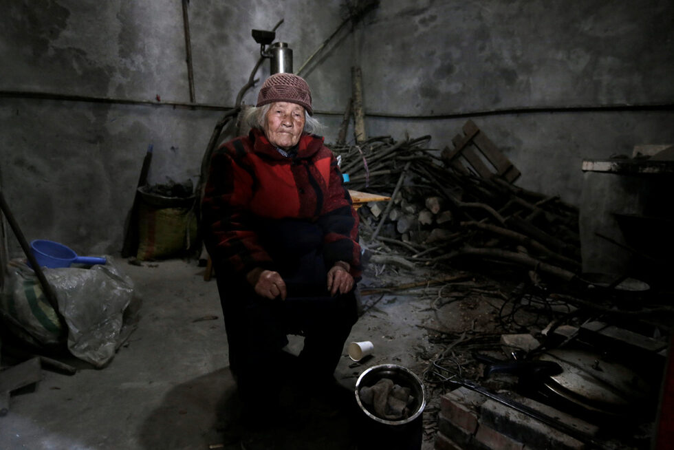 Лиу Гуихен, на 95 г., и нейният 106-годишен съпруг Уанг Гуанен оцеляват от земетресението, но губят сина си и снаха си.<br /><br />Лиу каза, че над главата й прелетяла скала, докато работила на полето.