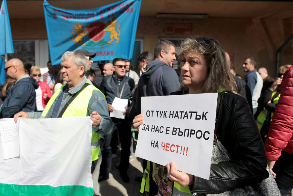 10.04.2018 - Надзиратели протестираха за пореден път пред сградата на Централния софийски затвор с искания за увеличаване на щата и по-високи заплати. Те изразиха подкрепа за колегите си, които бяха на смяна по време на <a href="https://www.dnevnik.bg/bulgaria/2018/04/03/3157630_dvama_zatvornici_izbiagaha_ot_sofiiskiia_zatvor/" target="_blank">бягството на двама рецидивисти от затвора</a> в началото на месеца.