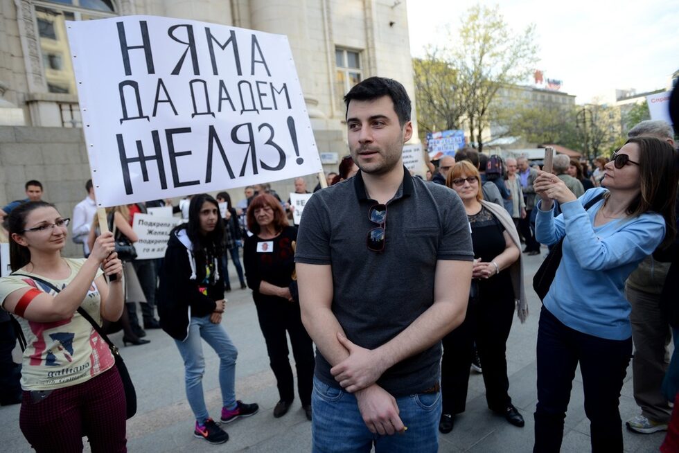 13.04.2018 - Десетки хора дойдоха пред Съдебната палата в София, за да изкажат подкрепа и солидарност с Желяз Андреев, търсен от САЩ във връзка с водено там разследване за нарушаване на ембаргото за търговия със Сирия. В крайна сметка властите отказаха екстрадирането на Андреев и още четирима български граждани, срещу които също се води разследването.