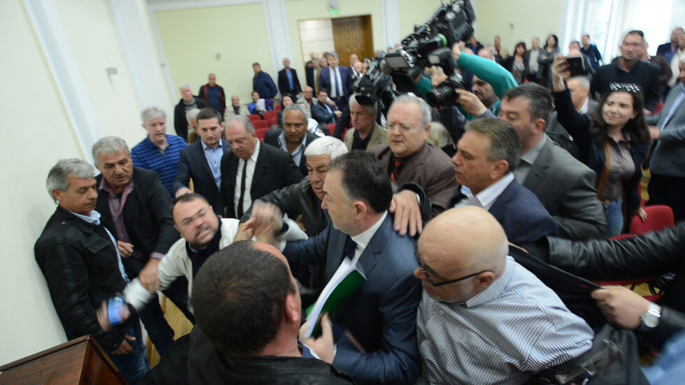 17.04.2018 - <a href="https://www.dnevnik.bg/video/2018/04/17/3164245_bitkata_v_sds_video/" target="_blank">Напрежение и сблъсъци</a> белязаха заседанието на Националния съвет на СДС, на което опонентите на лидера Божидар Лукарски поискаха оставката му. Заседанието беше съпровождано от викове "Оставка", а в един момент се стигна до физически сблъсък.