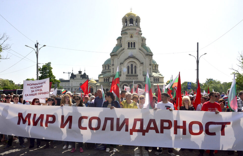 На първа линия зад транспарант с мотото на протеста "Срещу мизерията и грабежа" вървяха млади хора и не се виждаха политици.