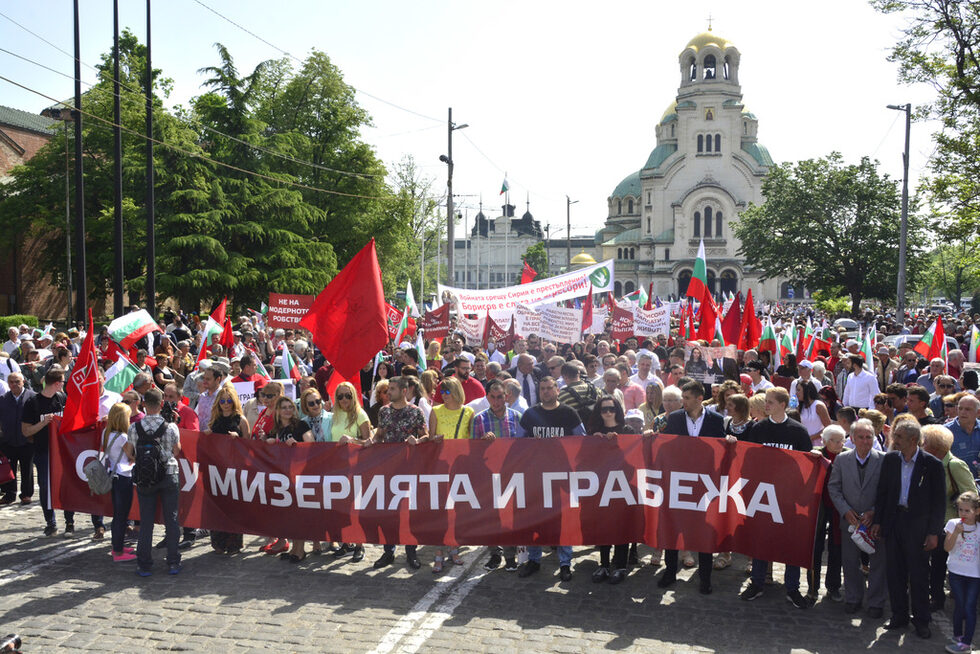 На втора линия имаше транспарант с надпис "Работим и сме бедни", носен от младежи социалисти.