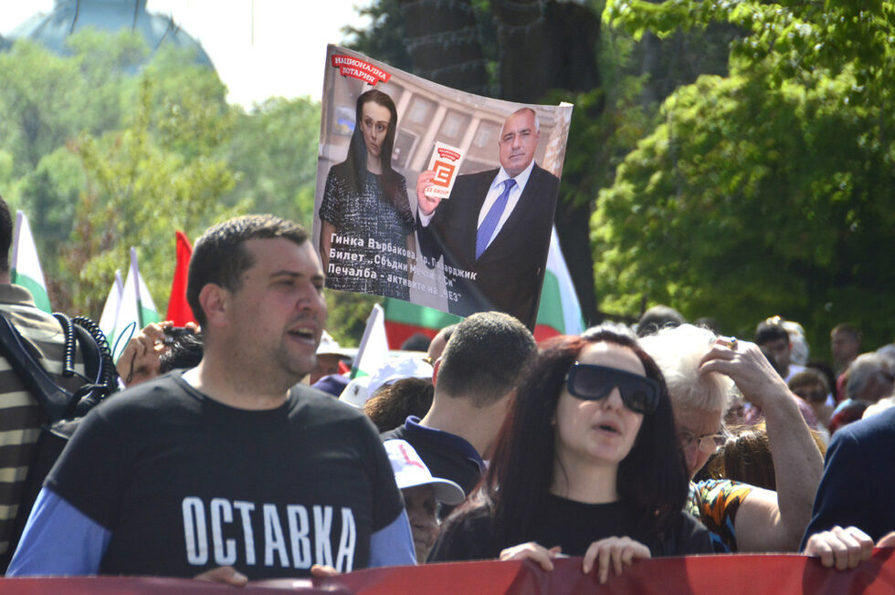Другите народни представители от БСП вървяха отстрани.