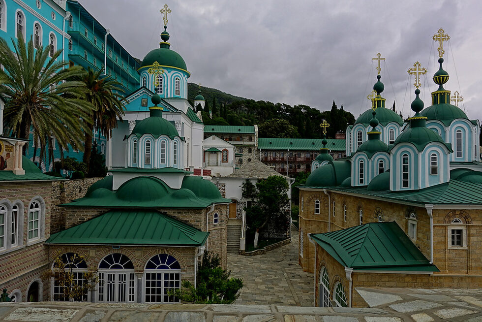 В двора на руския манастир.