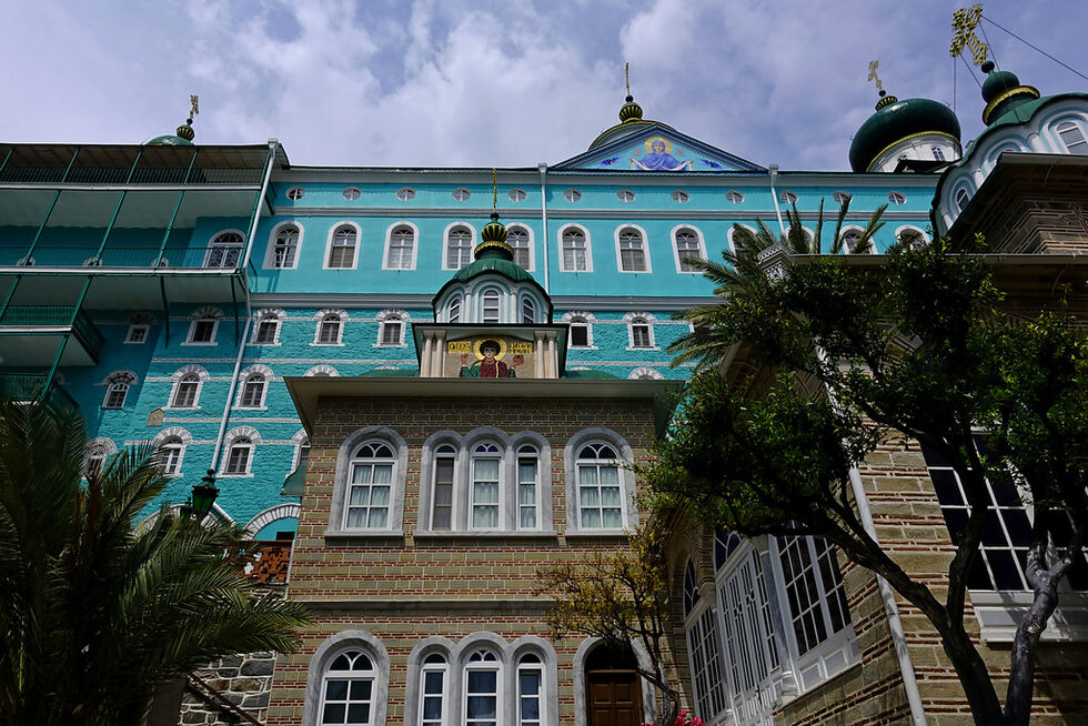 В двора на руския манастир.