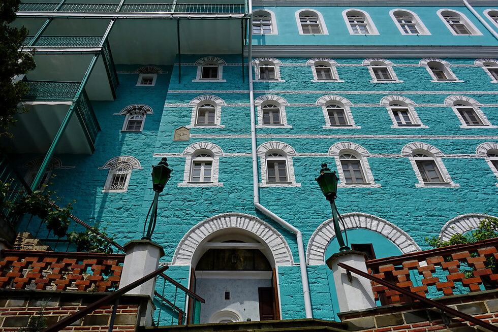 В двора на руския манастир.
