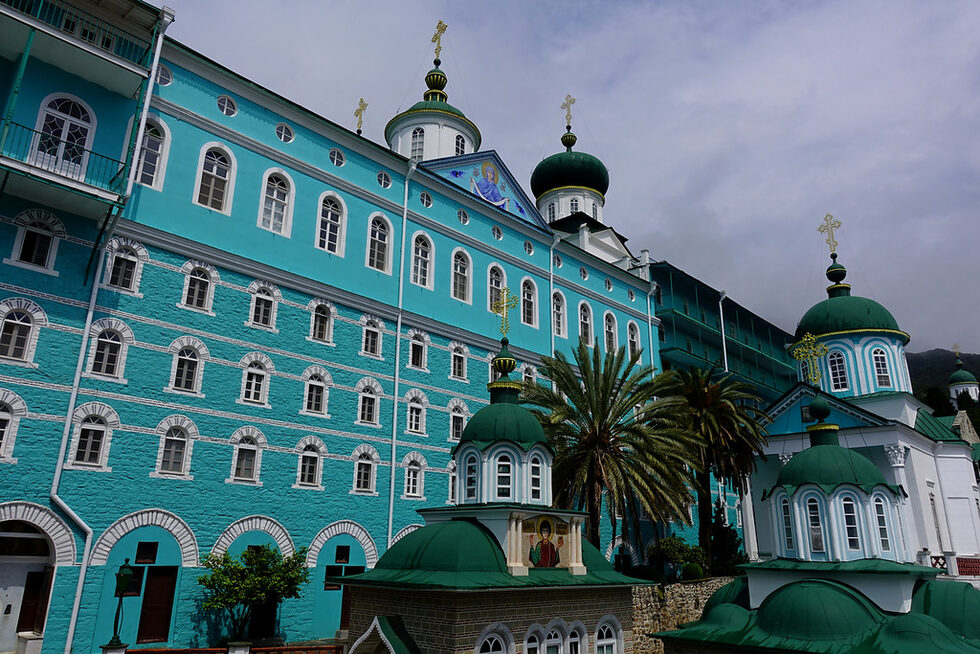 В двора на руския манастир.