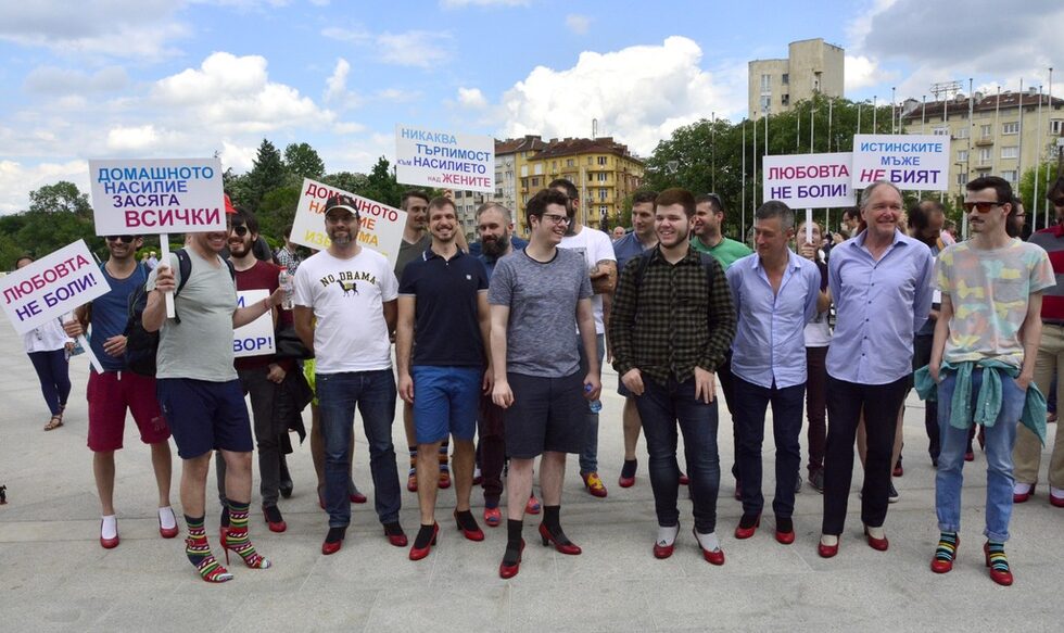 Тази година посланието е свързано основно с мъжете, и тяхното отношение към различните форми на насилие – необходимо е те да окажат подкрепа към жертвите, и да покажат ясно, че не биха участвали в какъвто и да е акт на насилие срещу жени.